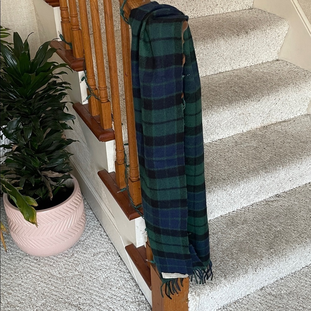 Koch carton Of Scotland Plaid Lambswool Green and Blue Fringe Scarf - Picture 6 of 7